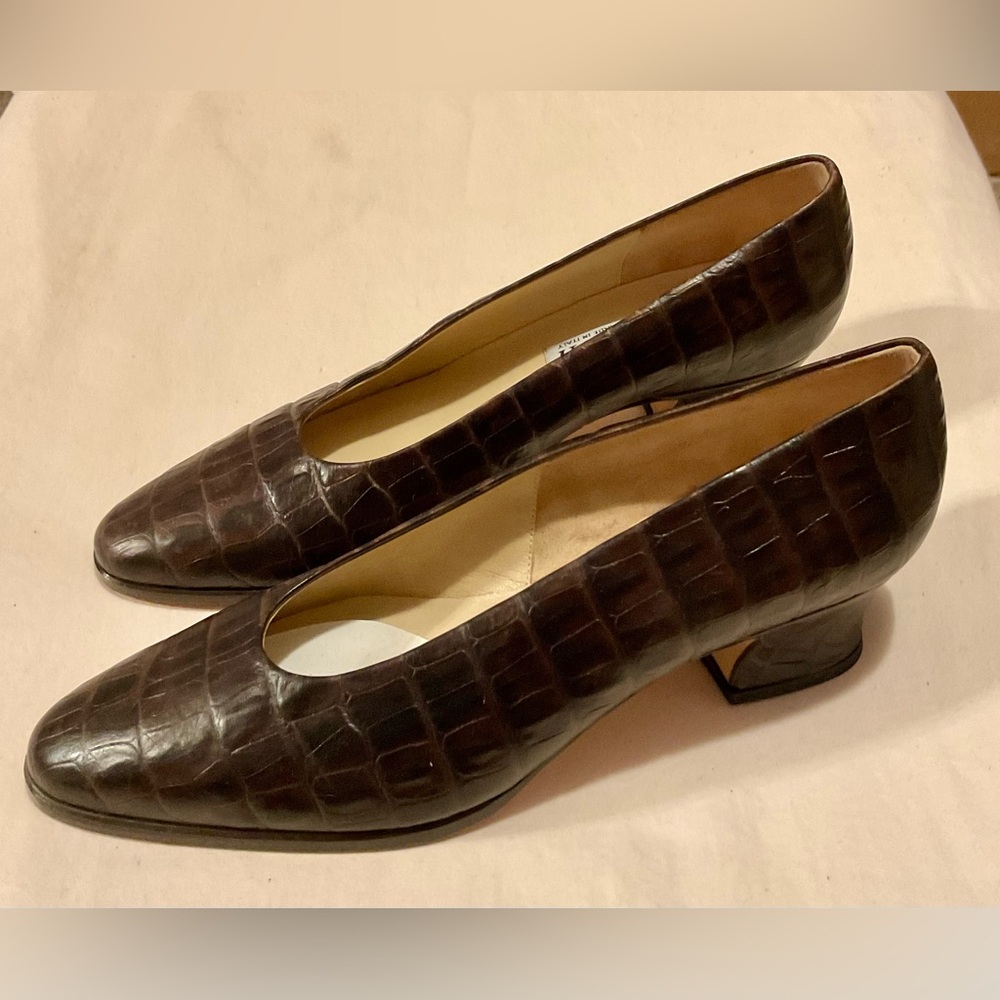 Claudia Ciuti Chocolate Brown Crocodile-EmbossedLeather Pumps Size 6M